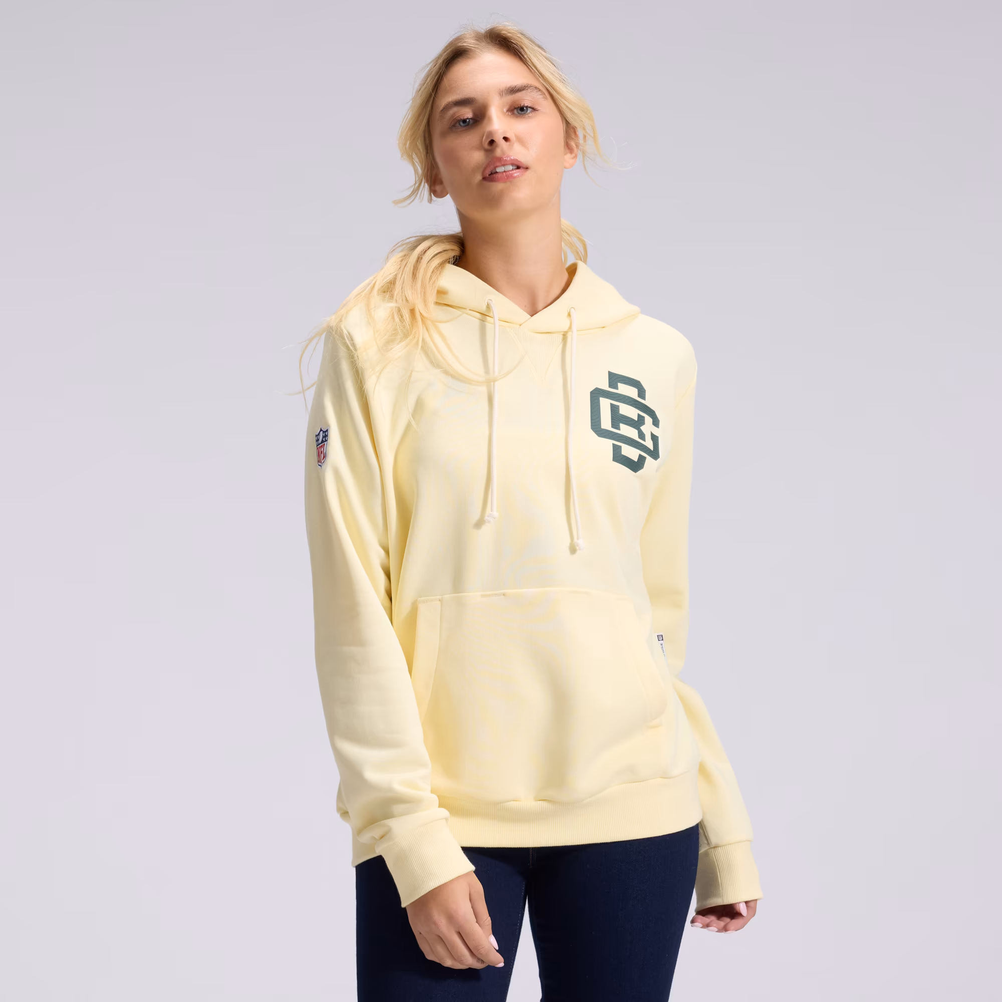 Women's Green Bay Packers  Nike Cream 2026 Rivalries Collection Standard Issue Sideline Pullover Hoodie - Ujersey