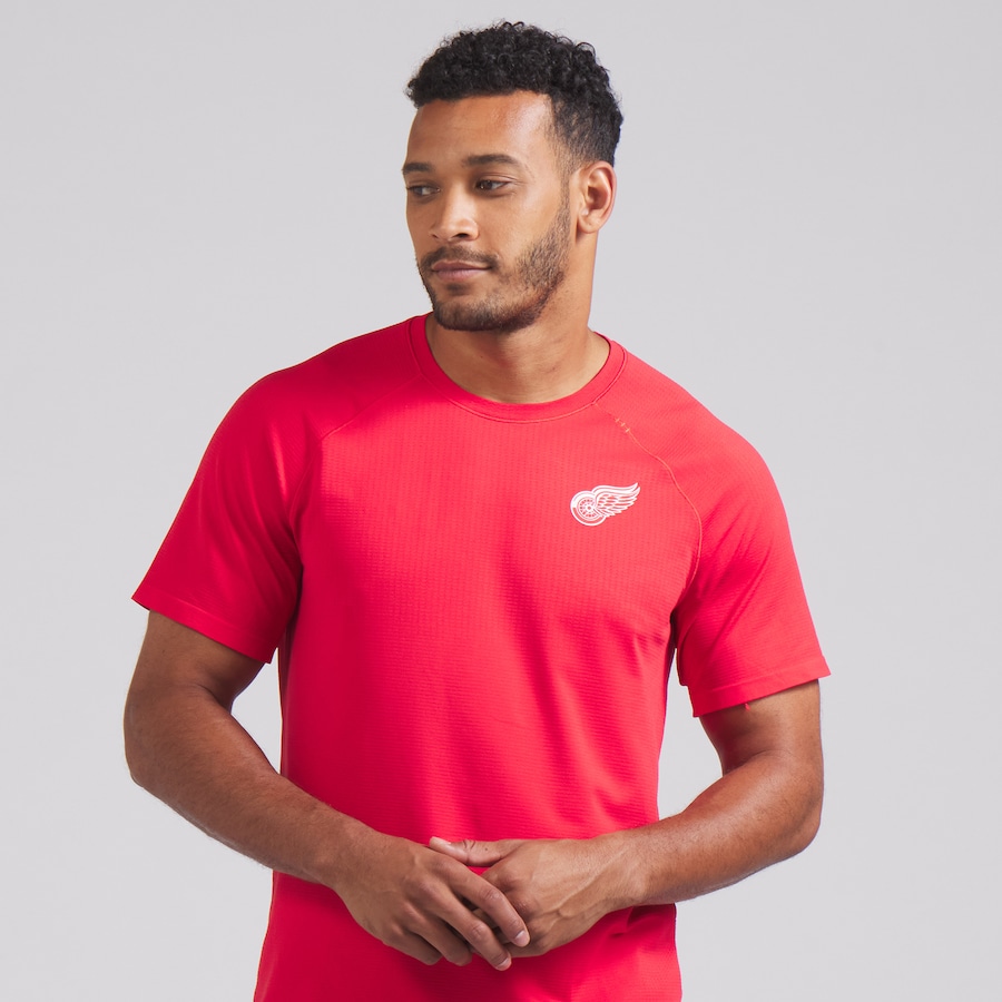 Men's Detroit Red Wings lululemon True Red Metal Vent Tech Short-Sleeve Shirt - ujerseystore